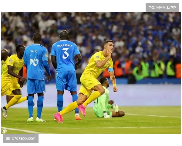 C罗罢赛风波持续：球迷高举姓名牌支持，与资本博弈进入关键阶段