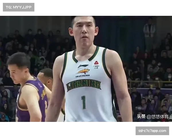 前八一球员付豪参与篮球训练营教学，分享内线脚步技术